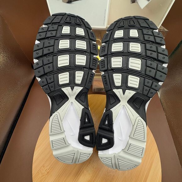 Nike Initiator White/ Black men’s Size 10.5 Brand New - Picture 8 of 11